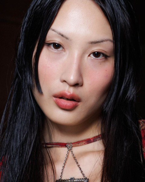 blurred lips on model summer makeup trends 2025